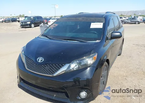 2013 Toyota Sienna Se 8 Passenger z USA, uszkodzony, nr VIN 5TDXK3DCXDS348552